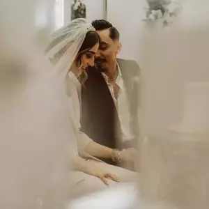 عروس و داماد سر سفره عقد در محضر