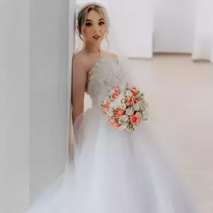 عکس عروس در حالی که دسته گل در دستش است