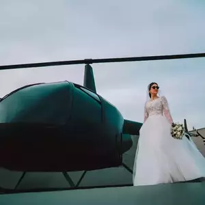 عکس عروس در کنار هلیکوپتر
