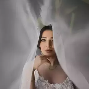 عکس عروس در حالی که تورش دو طرفش است