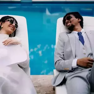 عکس عروس و داماد در حالی که کنار استخر دراز کشیده اند