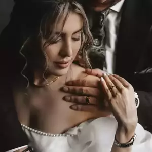 عکس عروس و داماد در حالی که دستان داماد روی شانه های عروس است