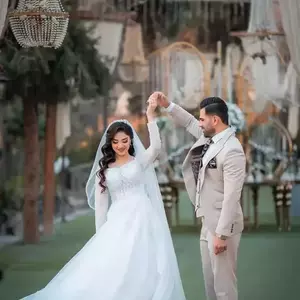 عکس عروس و داماد در حالی که در فضای باز می رقصند