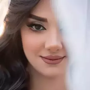 عکس پرتره عروس در حاالی که نصف صورتش را تور پوشانده است