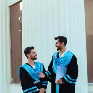 عکس دو مرد با لباس فارغ التحصیلی ابی و مشکی