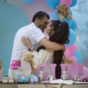 عکس زوج در جشن تعیین جنسیت با تم و بادکنک