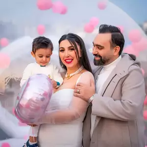 عکس زوج به همراه کودکشان در جشن تعیین جنسیت