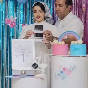 عکس زوج در جشن تعیین جنسیت همراه با بادکنک و تم