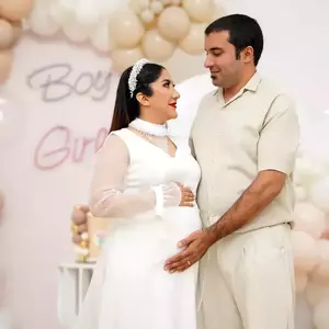 عکس زوج با لباس سفید در جشن تعیین جنسیت به همراه بادکنک و تم