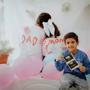 عکس زوج در جشن تعیین جنسیت به همراه کودکشان با تم