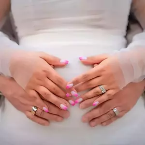 عکس جشن تعیین جنسیت و زن و شوهر دست روی دست یکدیگر