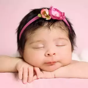 عکاسی نوزاد با لباس در آتلیه