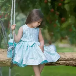 عکاسی کودک با لباس عروس در طبیعت