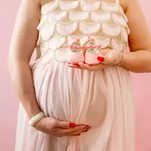 عکاسی بارداری با لباس در آتلیه