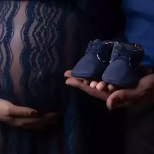 عکاسی بارداری با لباس در آتلیه	