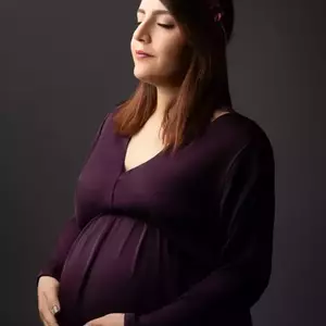 عکاسی بارداری با لباس در آتلیه	