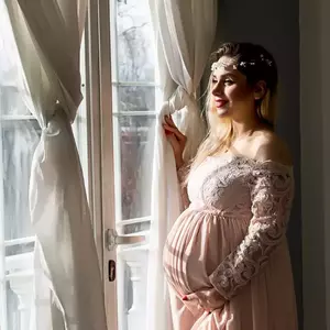 عکاسی بارداری با لباس در عمارت