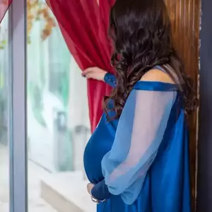 عکاسی بارداری با لباس در خانه