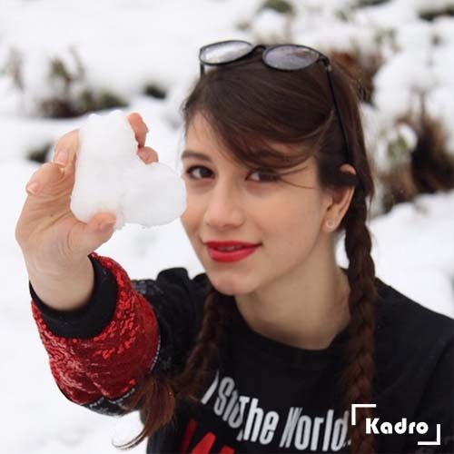 ژست عکس برفی عاشقانه