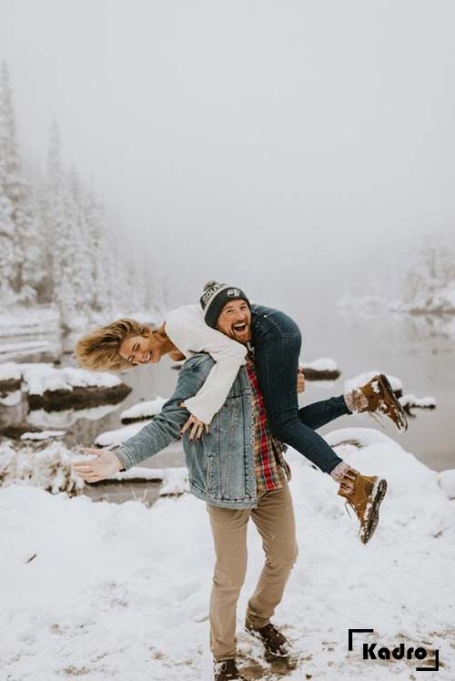 ژست عکس برفی عاشقانه