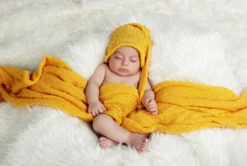 عکاسی ماهگرد نوزاد با استفاده از لباس جذاب زردرنگ 