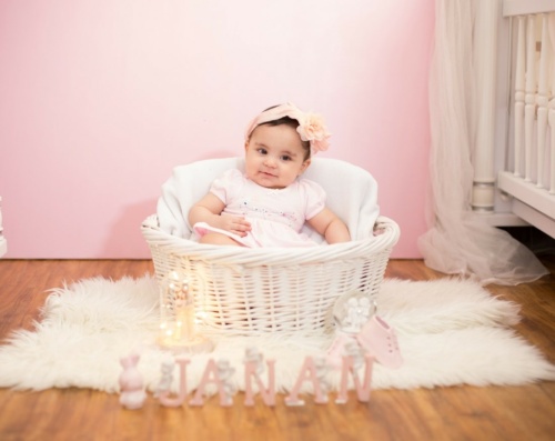 عکاسی ماهگرد نوزاد دختر با استفاده از اسم نوزاد 