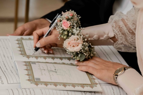 امضا کردن سند ازدواج توسط عروس