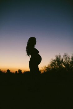 عکس بارداری ضد نور در فضای باز